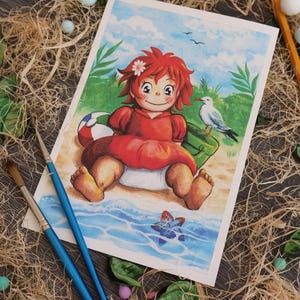 Puede incluir: Una lámina de arte rectangular con una ilustración en acuarela de un niño de pelo rojo con un vestido rojo sentado en una playa de arena. La escena incluye una gaviota blanca, una pelota de playa, un cubo verde y una estrella de mar azul.