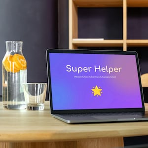 Può includere: Un laptop che mostra "Super Helper" con una stella, accanto a un bicchiere d'acqua con fette d'arancia e un bicchiere vuoto. Il laptop è aperto su un tavolo di legno, con uno sfondo scuro e una mensola di legno.