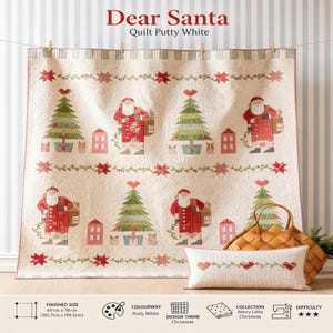 Puede incluir: Una colcha Dear Santa en color blanco masilla con un patrón repetitivo de figuras de Santa Claus, árboles de Navidad verdes y casas pequeñas. La colcha mide 165,7 cm por 199,5 cm. Se incluye un cojín rectangular a juego con motivos de corazones.
