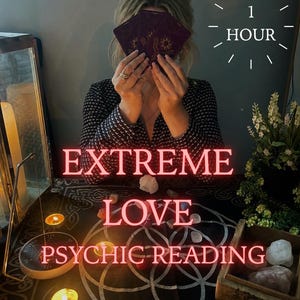 Puede incluir: Un servicio de lectura psíquica que ofrece una sesión de 1 HOUR. La imagen muestra tres cartas de tarot de color púrpura oscuro, un paño negro con un patrón geométrico blanco, cristales, velas encendidas y el texto EXTREME LOVE PSYCHIC READING en rojo.
