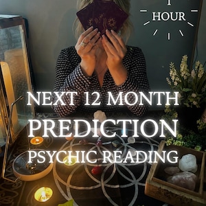 Puede incluir: Una persona sostiene tres cartas de tarot de color púrpura oscuro frente a su rostro. El texto dice 1 HOUR, NEXT 12 MONTH PREDICTION, PSYCHIC READING. La mesa presenta un mantel negro con un patrón geométrico blanco, cristales, velas y un péndulo.