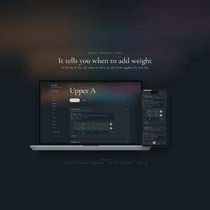 K&ouml;nnte beinhalten: Ein Laptop und ein Smartphone mit der Benutzeroberfl&auml;che der Fitness-App Varde. Der Bildschirm zeigt Trainingsdaten, einschlie&szlig;lich des Textes Smart Suggestions, It tells you when to add weight und Upper A. Das Design ist dunkel.