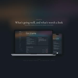 K&ouml;nnte beinhalten: Ein Laptop und ein Smartphone zeigen die Benutzeroberfl&auml;che der Verde-App im Dark Mode. Die Bildschirme pr&auml;sentieren Trainingserkenntnisse und Trends mit dem Text: Insights, What's going well, and what's worth a look.