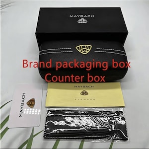 Peut inclure: Une bo&icirc;te rectangulaire noire de marque Maybach, un &eacute;tui &agrave; lunettes noir en similicuir textur&eacute; avec un logo dor&eacute;, une carte d'authentification blanche, un livret jaune et un chiffon de nettoyage noir dans une pochette en plastique.