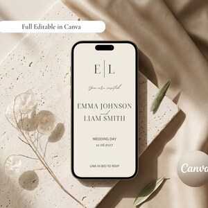 Può includere: Uno smartphone mostra un invito di nozze con i nomi Emma Johnson e Liam Smith, la data del matrimonio 12.06.2027 e un link per RSVP. Il telefono è su una superficie strutturata con elementi decorativi e il testo "Full Editable in Canva".