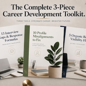 Könnte beinhalten: Das Complete 3-Piece Career Development Toolkit enthält drei Leitfäden: 13 Interview Gaps & Response Formulas, 10 Profile Misalignments to Fix und 5 Organic Reach & Visibility Hacks. Jedes weiße Heft hat dunkelblaue oder grüne Akzente.