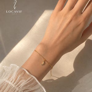 18K guldmånearmband, elegant himmelskt armband, minimalistiska guldsmycken, present till henne, halvmåneberlockarmband