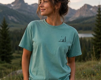 Camping T-Shirt, minimalistisches Zelt Shirt, Outdoor Abenteuer Tee, Natur Liebhaber Geschenk, Wandern Camping Grafik T-Shirt