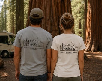 Zuhause ist, wo wir es Parken Shirt, Camping paar Shirts, RV Camper T-Shirt, Reise Anhänger T-Shirt, Camping Geschenk für ihn sie, Mammutbaum Wald Shirt