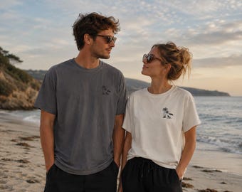 Mini Palme und Welle Tee | Kleine Brust Grafik, Beach Vibe