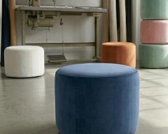 クリーム色のベルベット製小型プーフ｜パステルカラーの丸型オットマンフットスツール｜豪華なベロア素材のフロアクッション｜ミニマルなジャパンディインテリア