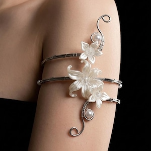 Bracelet de bras argenté en forme de lys, bracelet de mariée ajustable en perles, bracelet de bras Fairycore Coquette, bijou de mariage floral en fil de fer