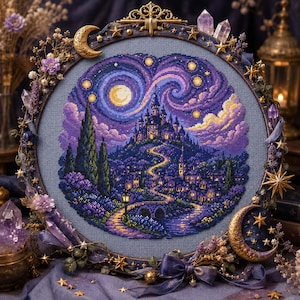 Könnte beinhalten: Ein runder Stickrahmen mit einem Kreuzstichmotiv, das eine Burg auf einem Hügel unter einem wirbelnden violett-blauen Nachthimmel mit Mond und Sternen zeigt. Der Rahmen ist mit goldenen Mondsicheln, Sternen, Kristallen und violetten Blumen verziert.