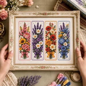 Puede incluir: Un bordado en punto de cruz con marco rectangular que presenta cuatro paneles verticales de ramos de flores. Cada panel muestra distintos arreglos florales en tonos rosa, morado, rojo y azul, atados con cintas a juego, dentro de un marco decorativo.