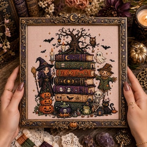 Peut inclure: Une broderie au point de croix carrée dans un cadre orné sombre représentant une pile de livres colorés, une sorcière, un épouvantail, un squelette, un chat noir, une grenouille, des citrouilles, un fantôme et un hibou sous un arbre.