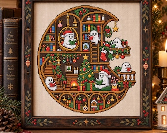 Può includere: Un ricamo a punto croce incorniciato raffigurante una biblioteca a forma di mezzaluna piena di piccoli fantasmi bianchi, librerie, un albero di Natale decorato, un camino e ornamenti festivi su un tessuto color beige.