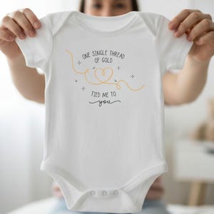 One Single Thread of Gold Tied Me to You Romper Guldsnöre Baby T-shirt Taylor Baby Romper Kärlekscitat Spädbarnsbody Nybliven Mamma Gåva