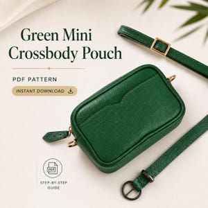 Könnte beinhalten: Eine grüne Mini-Umhängetasche mit strukturierter Oberfläche, Reißverschluss und verstellbarem Riemen mit goldfarbenen Beschlägen. Das Bild enthält den Text Green Mini Crossbody Pouch, PDF PATTERN, INSTANT DOWNLOAD und STEP-BY-STEP GUIDE.