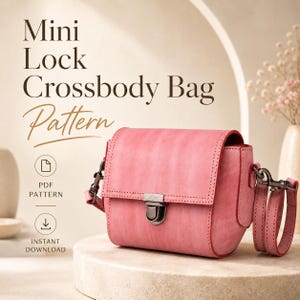 Puede incluir: Un bolso bandolera de cuero rosa con solapa rectangular, cierre metálico de presión y correa ajustable a juego. El texto "Mini Lock Crossbody Bag Pattern", "PDF PATTERN" e "INSTANT DOWNLOAD" es visible en la imagen.