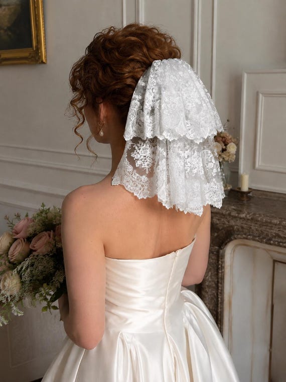 Vintage Lace Bridal Veil, Short Two Tier Wedding Veil with Floral Scalloped Edge, Romantic Bride Hair Accessory,Romantic Wedding Veil