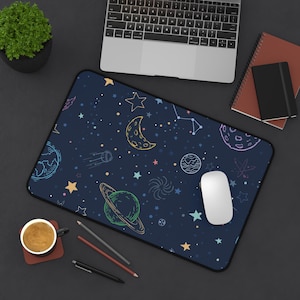 Handgezeichnete Space Doodle Schreibtischmatte | Kosmische Planeten und Sternenkonstellationen