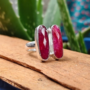 Anillo de dos piedras de rubí natural, joyería llamativa de estilo bohemio en plata de ley.
