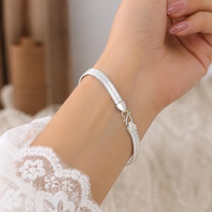 Pulsera de plata de ley 925 con diseño de espiga, cadena plana tipo serpiente, joyería minimalista unisex.