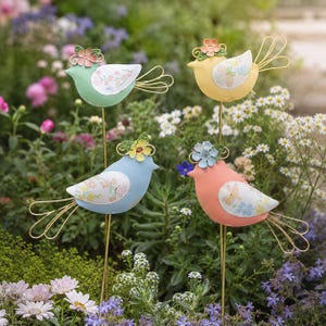 Può includere: Quattro picchetti da giardino in metallo a forma di uccellino in colori pastello: verde menta, giallo, azzurro e corallo. Ogni uccellino presenta un'ala con motivo floreale, una coda in filo metallico e un fiore sulla testa, su aste sottili.