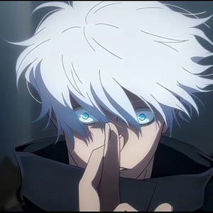 Może przedstawiać: Ilustracja w stylu anime przedstawiająca postać z kolczastymi białymi włosami i świecącymi, jasnoniebieskimi oczami. Postać ma na sobie ciemny ubi&oacute;r z wysokim kołnierzem i trzyma jedną dłoń przy twarzy, częściowo zasłaniając nos oraz usta.