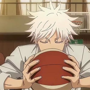 Może przedstawiać: Ilustracja w stylu anime przedstawiająca postać z kolczastymi białymi włosami w białej koszuli z długim rękawem, trzymającą oburącz okrągłą pomarańczową piłkę do koszyk&oacute;wki przy twarzy. W tle postać z brązowymi włosami ma na sobie niebieskie okulary.