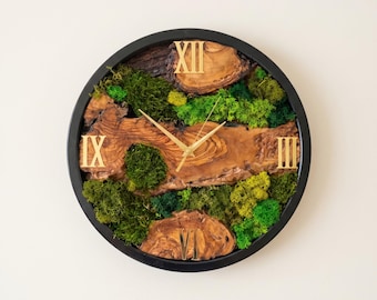 Wanduhr aus Olivenholz und grünem Moos mit goldenen römischen Ziffern