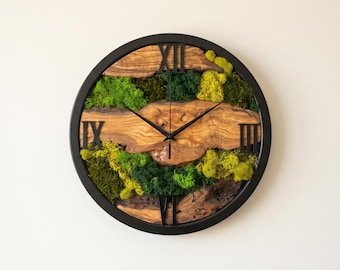Wanduhr aus Olivenholz mit konserviertem Moos, moderne rustikale Wohnkunst