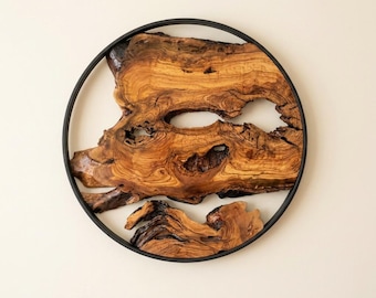 Live Edge Wandskulptur aus Olivenholz im Eisenrahmen, Organic Modern Decor