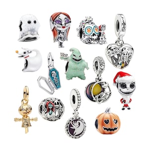 Può includere: Una collezione di tredici ciondoli in argento e smalto raffiguranti personaggi e motivi di Nightmare Before Christmas, tra cui un fantasma, Sally, un teschio, un ciondolo a cuore, Zero, una bara, Oogie Boogie, Jack Skellington e una zucca.