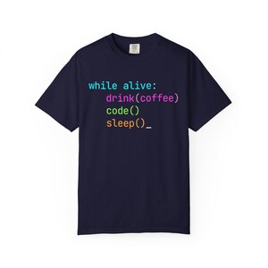 Zwar am Leben: Trinke(Kaffee)Code(Siehe) Schlaf(T) T-Shirt | Programmierer Kaffee Tee