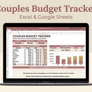 Può includere: Uno schermo di computer portatile che mostra un foglio di calcolo Couples Budget Tracker per Excel e Google Sheets. L'interfaccia presenta tabelle per entrate, uscite e saldo, insieme a una sezione per gli obiettivi di risparmio con grafici.