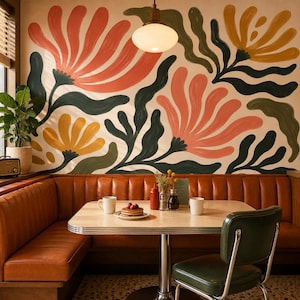Peut inclure: Un coin repas avec une banquette en cuir beige et une chaise verte autour d'une table rectangulaire. Une fresque murale représente de grandes fleurs peintes dans des tons corail, jaune et vert foncé. Une suspension éclaire la table.