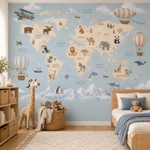 Peut inclure: Une fresque murale représentant une carte du monde sur un fond bleu clair avec des illustrations d'animaux, de montgolfières, de navires et d'avions. La carte inclut des noms de continents et d'océans, avec des montagnes enneigées en bas.