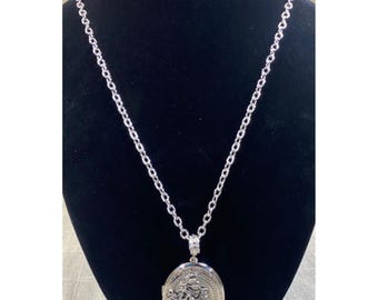 Vintage Whiting & Davis Locket Necklace Pendant 50s Floral Repousse Detail 28in