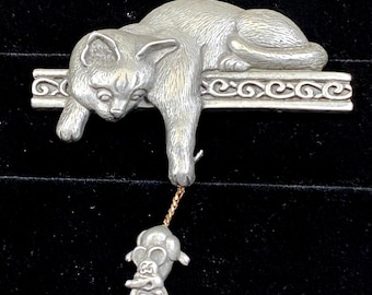 Vintage Brooch Cat On A Shelf Dangling Mouse Pewter JJ Jonette 80s Pin Jewelry