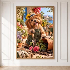 Puede incluir: Un perro de color marrón dorado con un sombrero de paja con un girasol amarillo y un delantal verde con huellas. El perro sostiene una pequeña pala de jardín de metal en la tierra, rodeado de flores rosas, una maceta de terracota y una regadera.