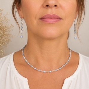 Collana con acquamarina - Collana in rame placcato argento realizzata a mano - Pietra portafortuna di marzo - Delicata collana avvolta in filo metallico