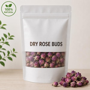Könnte beinhalten: Ein weißer Standbeutel mit einem Sichtfenster, das getrocknete rosa Rosenknospen enthält. Der Text DRY ROSE BUDS ist in Schwarz auf der Vorderseite aufgedruckt. Ein grünes kreisförmiges Logo mit dem Text 100% NATURAL ist sichtbar. Vor dem Beutel liegen Rosenknospen.