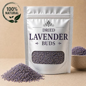 Può includere: Una busta argentata contenente boccioli di lavanda essiccati con una finestra trasparente che mostra il contenuto viola. L'etichetta riporta il testo "DRIED LAVENDER BUDS" e un logo circolare "100% NATURAL" con grafiche di foglie nell'angolo.
