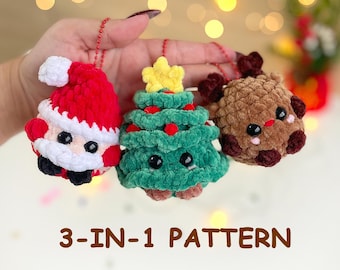 Può includere: Tre piccoli ornamenti in peluche all'uncinetto raffiguranti Babbo Natale, un albero di Natale con una stella gialla e una renna marrone. Ogni peluche ha occhi a perla neri e una catenella rossa. Il testo 3-IN-1 PATTERN è mostrato sotto.