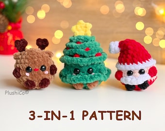 Può includere: Tre piccole figure all'uncinetto tra cui una renna marrone con corna scure, un albero di Natale verde con una stella gialla e una figura di Babbo Natale con un cappello rosso. Il testo 3-IN-1 PATTERN e PlushiCo sono visibili.