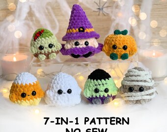 Può includere: Sette piccole figure all'uncinetto tra cui una strega, una zucca, una caramella a forma di mais, un fantasma, un mostro di Frankenstein, una mummia e una creatura verde. Il testo 7-IN-1 PATTERN NO SEW è visualizzato in basso.
