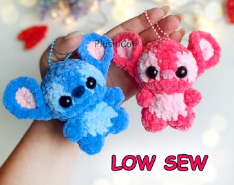 Può includere: Due portachiavi in peluche raffiguranti un personaggio blu e uno rosa con grandi occhi neri, orecchie arrotondate con centri rosa chiaro e filato morbido. Ognuno ha una catenella. Il testo PlushiCo e LOW SEW è visibile nell'immagine.