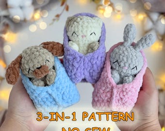 Può includere: Tre animali di peluche all'uncinetto avvolti in coperte: un cane beige in una coperta blu, un gatto crema in una coperta viola e un coniglio grigio in una coperta rosa. Il testo 3-IN-1 PATTERN NO SEW è stampato in arancione in basso.