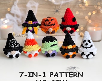 Può includere: Una collezione di otto piccole figure in peluche all'uncinetto con temi di Halloween, tra cui una strega, una zucca, un fantasma e un mostro. Il testo 7-IN-1 PATTERN NO SEW è visualizzato in basso. Ogni figura ha un design distintivo del cappello o della testa con colori vari come nero, arancione, rosso, bianco e verde.